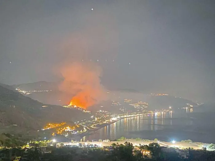 Incendio devasta il comprensorio turistico, sindaci pronti alla denuncia contro ignoti