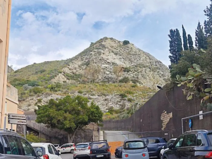 San Vincenzo: partono i lavori al costone, ma &egrave; caos parcheggi