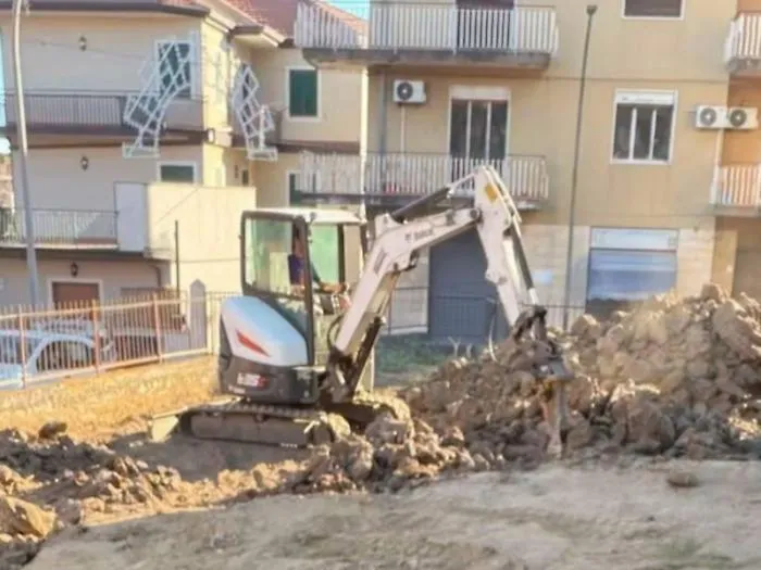 Nuovo parcheggio in centro e barriere acustiche a Maugeri