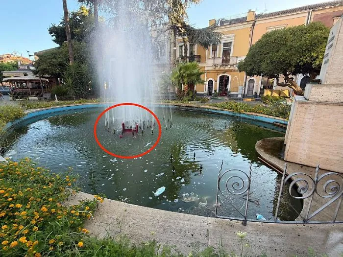 Villa S. Francesco, una sedia &ldquo;posteggiata&rdquo; nella fontana