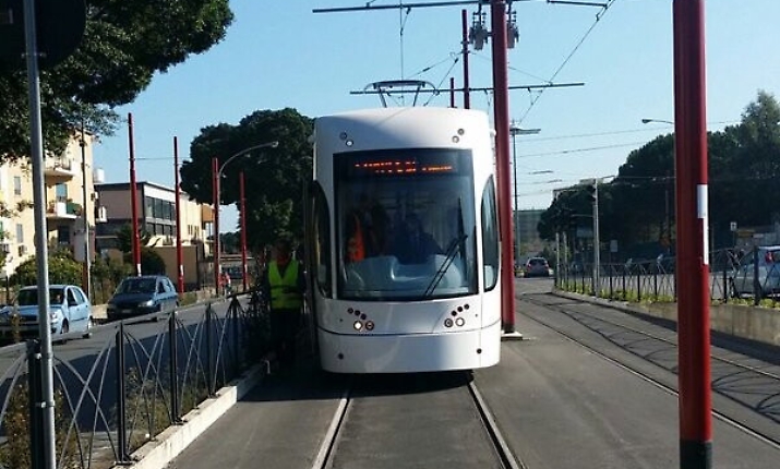 Terrore sul tram, tenta di accoltellare una donna incinta: arrestato