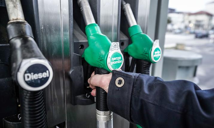 Diesel pi&ugrave; caro, benzina meno tassata: la mappa delle accise dal 1&deg; gennaio. In 9 mesi un pieno di gasolio + 3,4 euro
