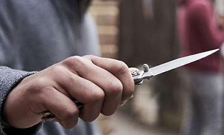 Paura in una scuola media siciliana: alunno di primo anno ferisce un professore con un coltello e riprende l'aggressione