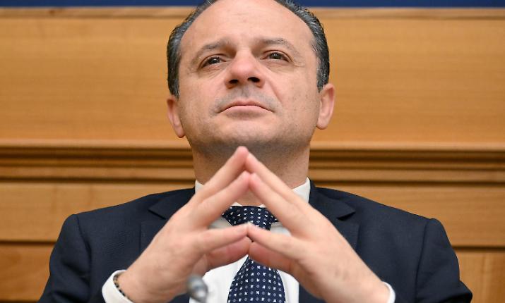 De Luca inseguito a Barcellona Pozzo di Gotto: urla minatorie e accuse di intimidazione mafiosa