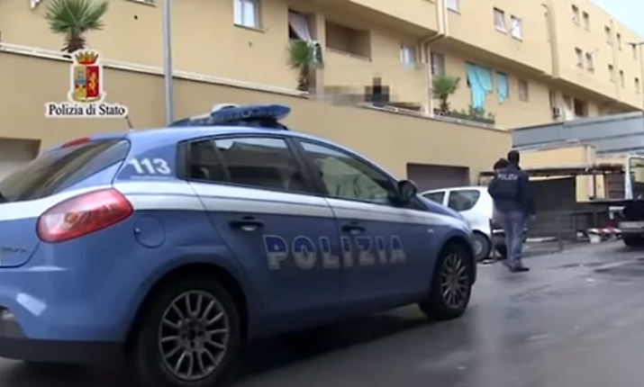 Spari alla chiesa di San Filippo Neri allo Zen: danneggiata la porta a fucilate e con un petardo