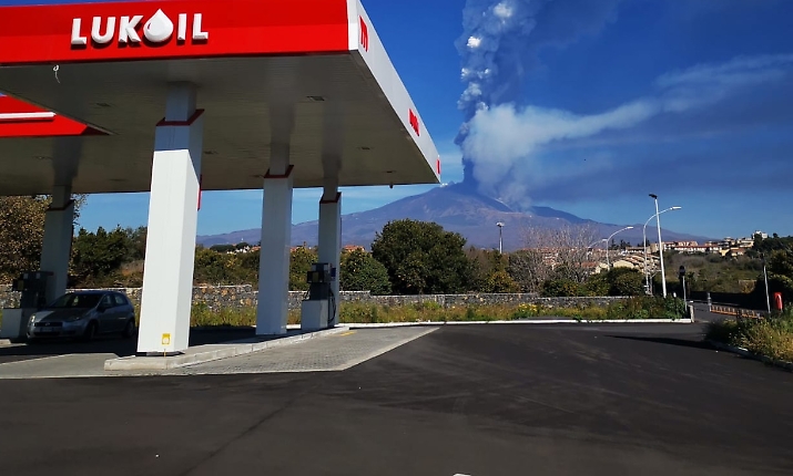 Via libera (a tempo) alle pompe Lukoil fuori dalla Russia: cosa cambia e perché importa