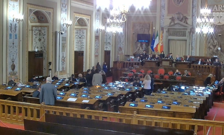 All'Ars comincia la maratona per la Finanziaria. Ma sul bilancio di previsione il governo inciampa in aula per due volte