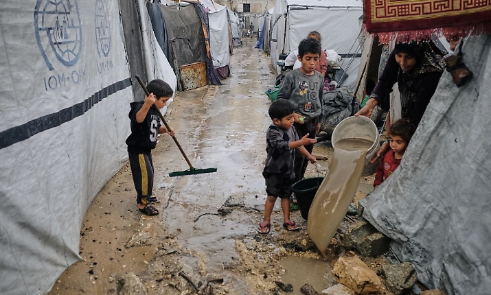 Piogge torrenziali a Gaza: tende e ospedali allagati, appello urgente per aprire i valichi. &laquo;Il freddo riuscir&agrave; dove le bombe hanno fallito&raquo;