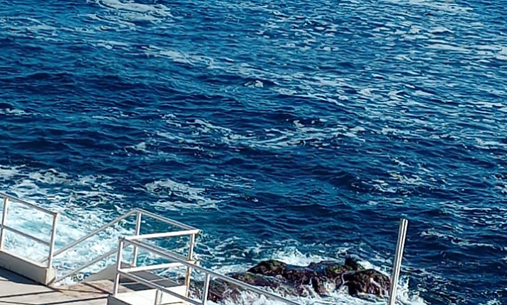 Chiazza nelle acque del lungomare