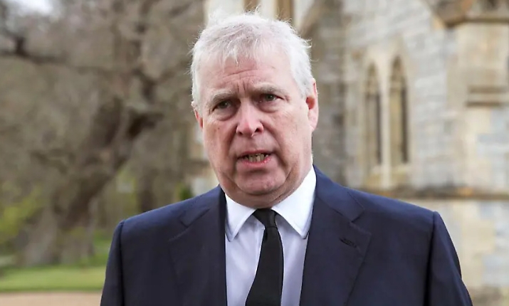 Caso Epstein, l'ex principe Andrea ritratto sdraiato su due donne a Sandringham