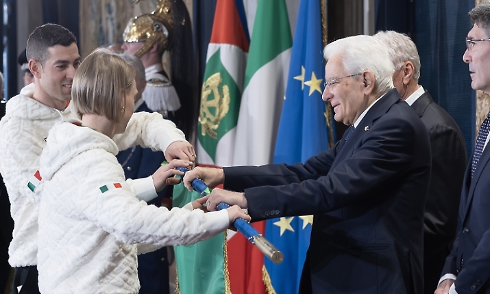 Milano-Cortina: Mattarella consegna il Tricolore ai portabandiera azzurri: &laquo;Messaggio di pace in tempi difficili&raquo;