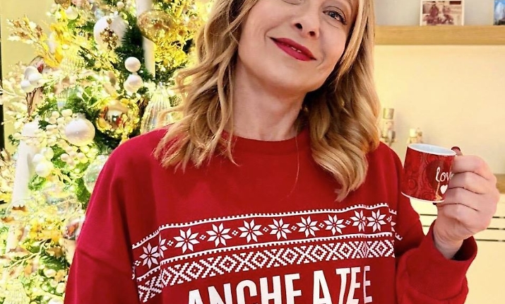 &ldquo;A te e famiglia&rdquo;. Natale in politica tra maglioni, videomessaggi e riti: la comunicazione delle feste diventa campo di battaglia