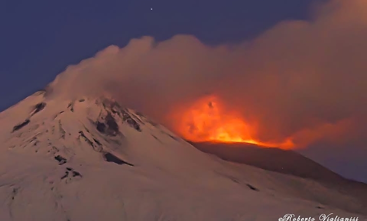 Vona rosso sull'Etna con fontane di lava e nube di cenere: cambia lo scenario dell'eruzione