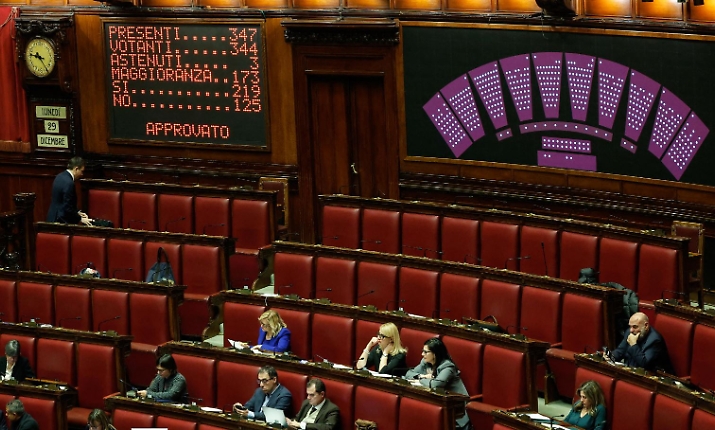 S&igrave; della Camera alla fiducia sulla Manovra, domani a pranzo il voto finale: ma sull'aumento dell'et&agrave; pensionabile &egrave; ancora scontro nel governo