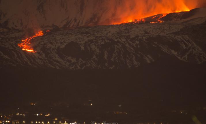 Anche l'Etna fa i botti di Capodanno; un bagliore, una nuova frattura a bassa quota e poi un'ampia colata lavica