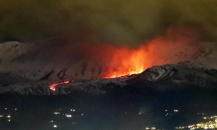 Etna, nuova bocca a bassa quota. Le rassicurazioni del vulcanologo: &laquo;Colata spettacolare, ma lontana dai paesi&raquo;