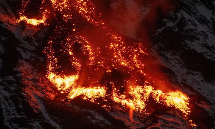 L'Etna e la nuova colata, nessun pericolo per i centri abitati ma l'allerta resta gialla: preoccupa l'afflusso di visitatori