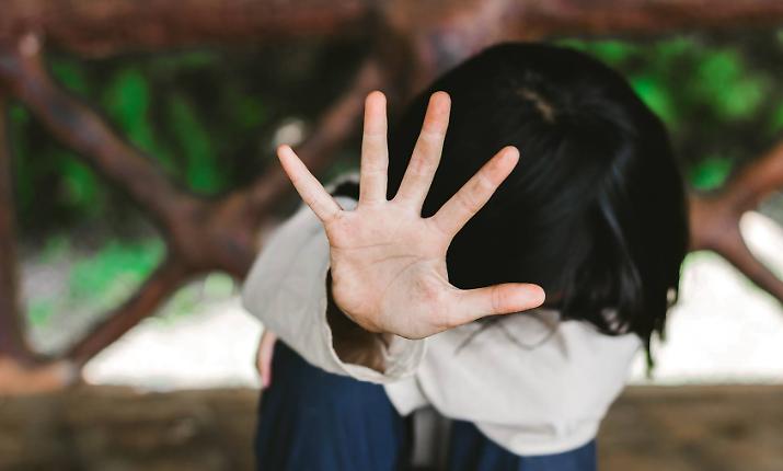 Bimbo picchiato selvaggiamente con un cucchiaio di legno: il padre (padrone) &egrave; negli uffici della squadra mobile