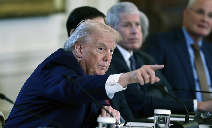 Trump: &laquo;Prenderemo la Groenlandia "con le buone o con le cattive" e decideremo chi sfrutta il petrolio del Venezuela