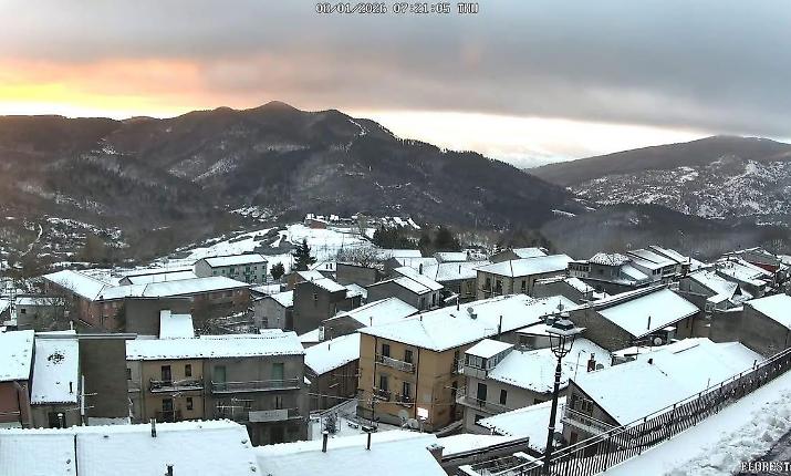 Temporali e freddo tagliente, domenica d&rsquo;inverno sull&rsquo;Italia. Sicilia lambita dall'ondata artica: vento e neve fino a 700 metri