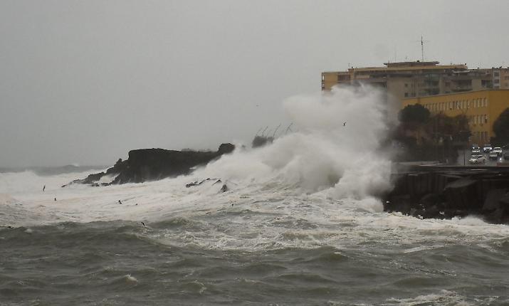 Il ciclone Harry non &egrave; finito, ancora 24-48 ore di tempesta: venti fino a 150 km/h e onde fino a 10 metri