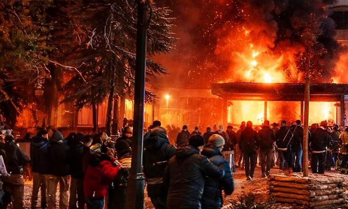 Crans-Montana, Capodanno in tragedia: 41 morti al Constellation e cinque nuovi indagati, tra cui il sindaco