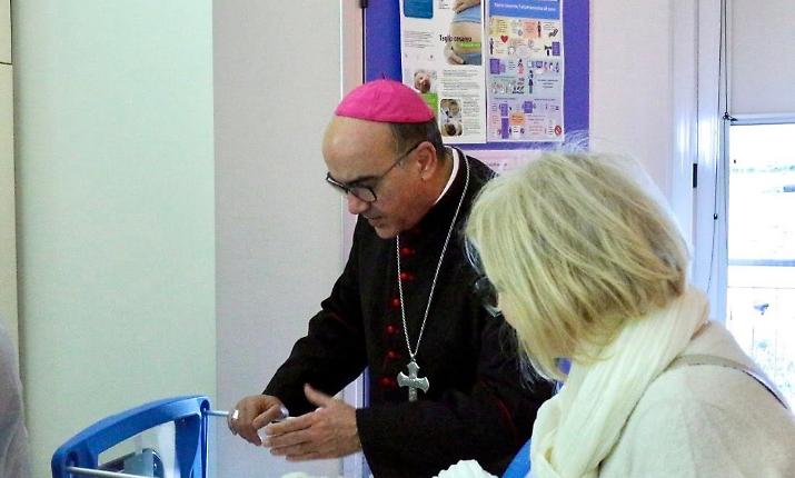 Giornata per la vita, il vescovo benedice neonati e neomamme