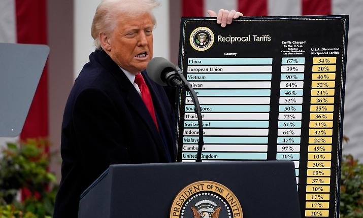 Trump attacca la Corte Suprema: "decisione folle". E firma un ordine esecutivo per un dazio globale del 10% minacciando ritorsioni | Perch&eacute; i giudici hanno detto no&nbsp;| Le borse volano