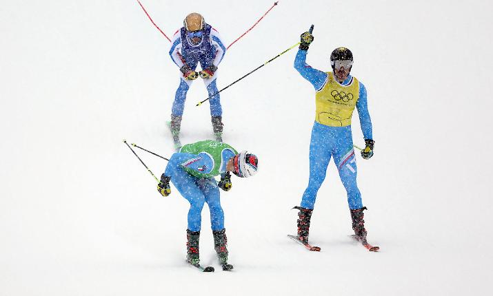 Doppietta italiana oro e argento nello skicross olimpico di Milano Cortina: vittorie di Deromedis e Tomasoni sotto la fitta nevicata di Livigno