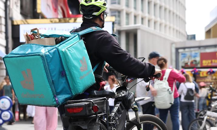 Controllo giudiziario per Deliveroo: indagine per caporalato sui rider