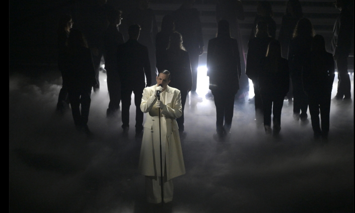 "Perdutamente", l'omaggio da brivido di Achille Lauro ai ragazzi di Crans Montana