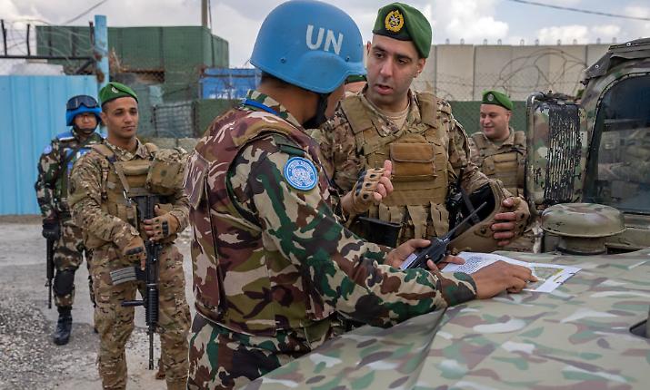 Spari nella base di Al Qawzah: tre peacekeeper Unifil feriti, indagine per possibile crimine di guerra