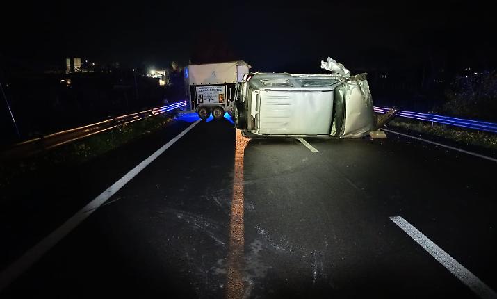 Scontro tra Jeep e autocarro sulla SS 122: un morto e un ferito grave