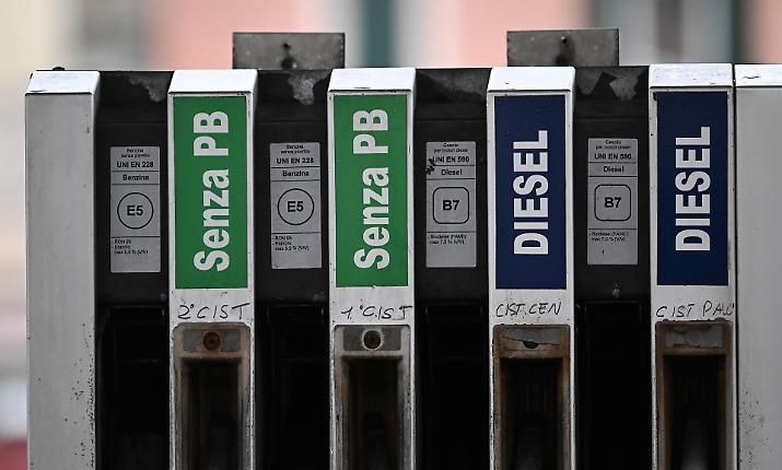 Shock petrolifero, l'Italia mette mano alle riserve e "libera" 9,9 milioni di barili: ma baster&agrave; a fermare la corsa dei prezzi? | Perch&eacute; la Marina Usa non &egrave; in grado di scortare le petroliere