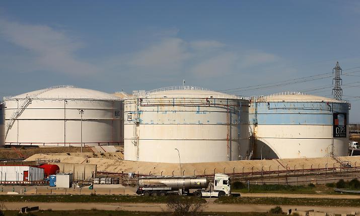 Petrolio, l'Italia apre il &ldquo;paracadute&rdquo; delle sue riserve strategiche: cosa cambia davvero da aprile a giugno