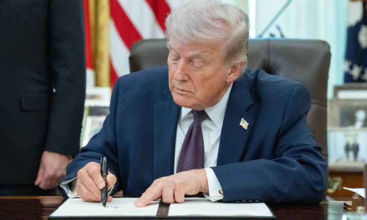 Tregua per lo Stretto di Hormuz: Stati Uniti e Iran trattano, mercati in rialzo ma la guerra continua