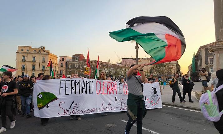 Catania accoglie la nuova Global Flotilla, un migliaio per le vie del centro: &laquo;Il genocidio a Gaza continua&raquo;