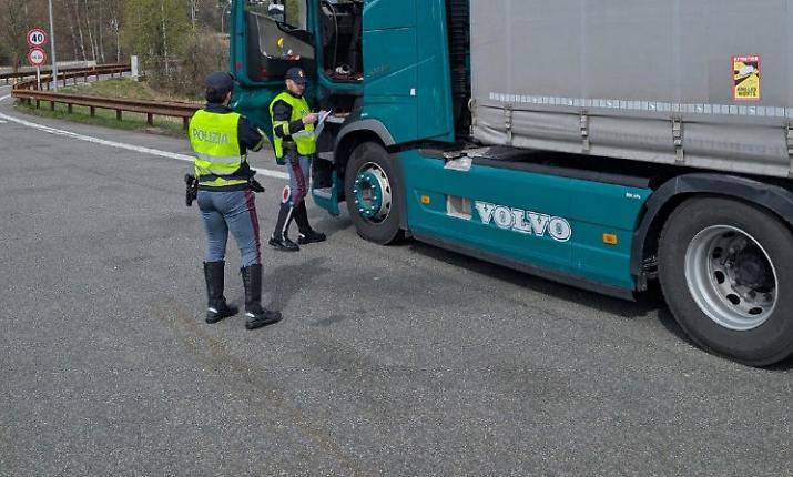 A1, morte nella notte della protesta: camionista travolto nel Casertano mentre i tir si fermano contro il caro gasolio