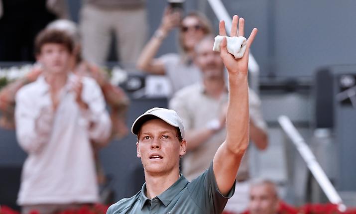 Sinner soffre ma avanza a Madrid: pu&ograve; diventare il primo a vincere cinque Masters 1000 di fila