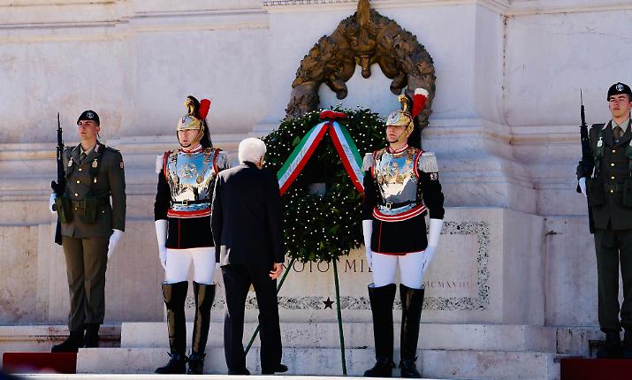 25 aprile, Mattarella rende omaggio Caduti all'Altare della Patria. Meloni: &laquo;La libert&agrave; &egrave; l'unico antidoto al totalitarismo&raquo;