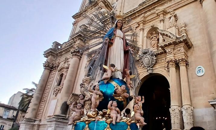 Maria della Medaglia a Ragusa, suggestiva la processione con il simulacro