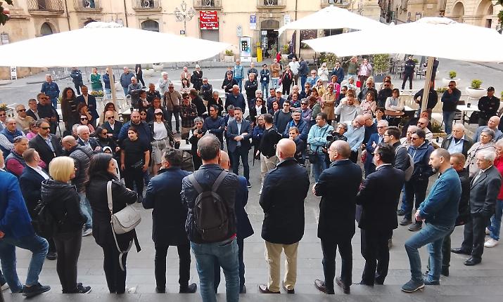 Caltagirone scende in piazza contro roghi e intimidazioni: &laquo;Non vogliamo arrenderci&raquo;