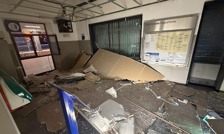 Esplosione nella notte alla stazione di Giarre per far saltare la biglietteria: sala d'attesa devastata e furto fallito