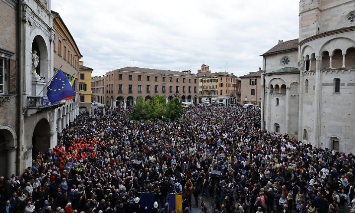 La risposta di Modena alla tragedia: una piazza unita contro chi semina odio&nbsp;| Meloni e Tajani lasciano solo Salvini: no agli slogan incendiari