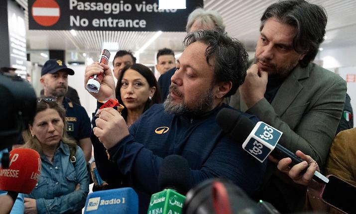 Fiumicino, il ritorno dei due italiani della Flotilla: fascette rosse al polso, numeri al posto dei nomi e il racconto di ore di paura