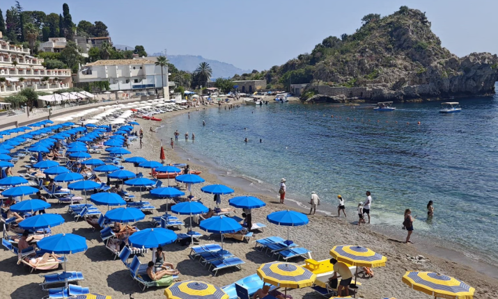Stangata Taormina, &egrave; in Sicilia la spiaggia che ha registrato il rincaro pi&ugrave; alto d'Italia: la classifica di Altroconsumo