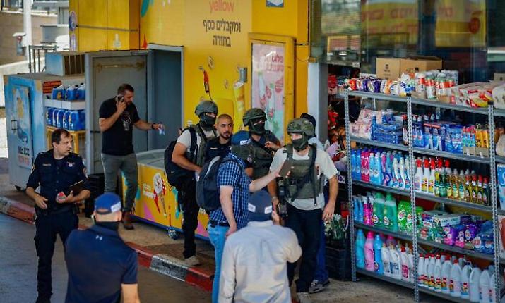 Attacchi nel centro di Israele: Hamas li definisce "eroici" mentre si intensifica la caccia all'uomo