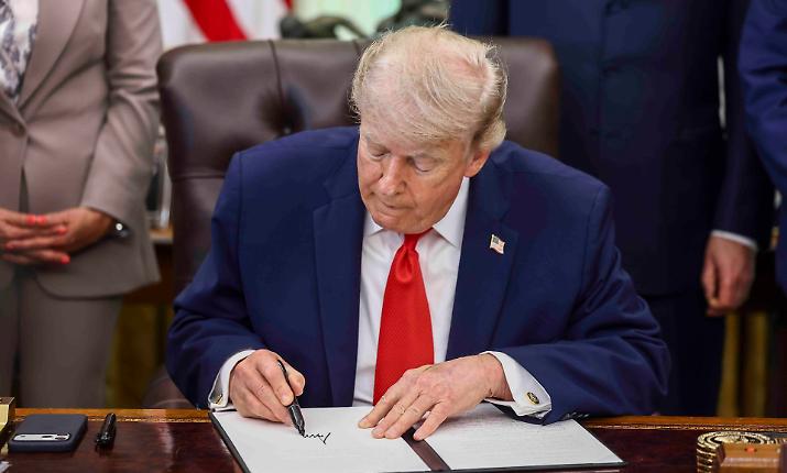 Dal &laquo;fake news&raquo; alla &laquo;guerra finita&raquo;: Trump e l'Iran, ventiquattr'ore da film aspettando la firma dell'accordo