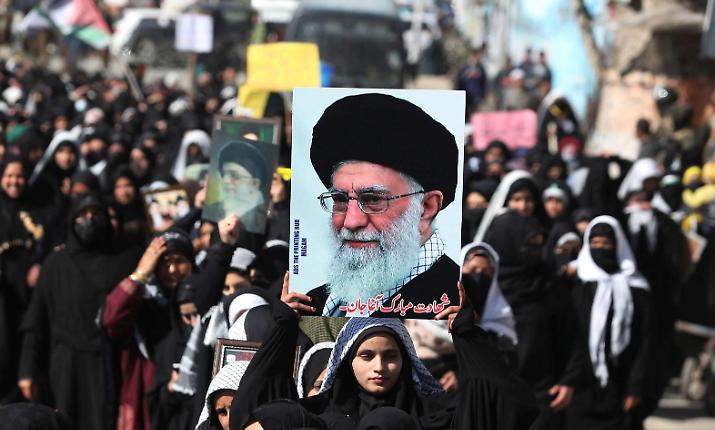 Trump: &laquo;Accordo con l'Iran tra poche ore&raquo;, ma a Teheran i "falchi" scendono in piazza contro il "Grande Satana" Usa