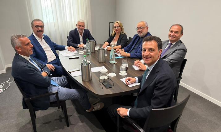 Una stanza, 7 segretari, un documento sull'unit&agrave;. Il centrodestra siciliano fa i conti con le urne: &laquo;Non possiamo fingere che il problema non esista&raquo;